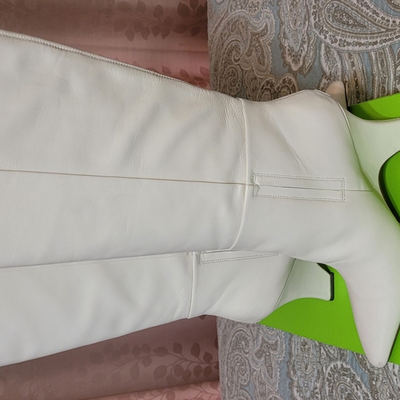 Sam Edelman White Heeled Boots with Sleek Silhouette and High Heel - Picture 3 of 5